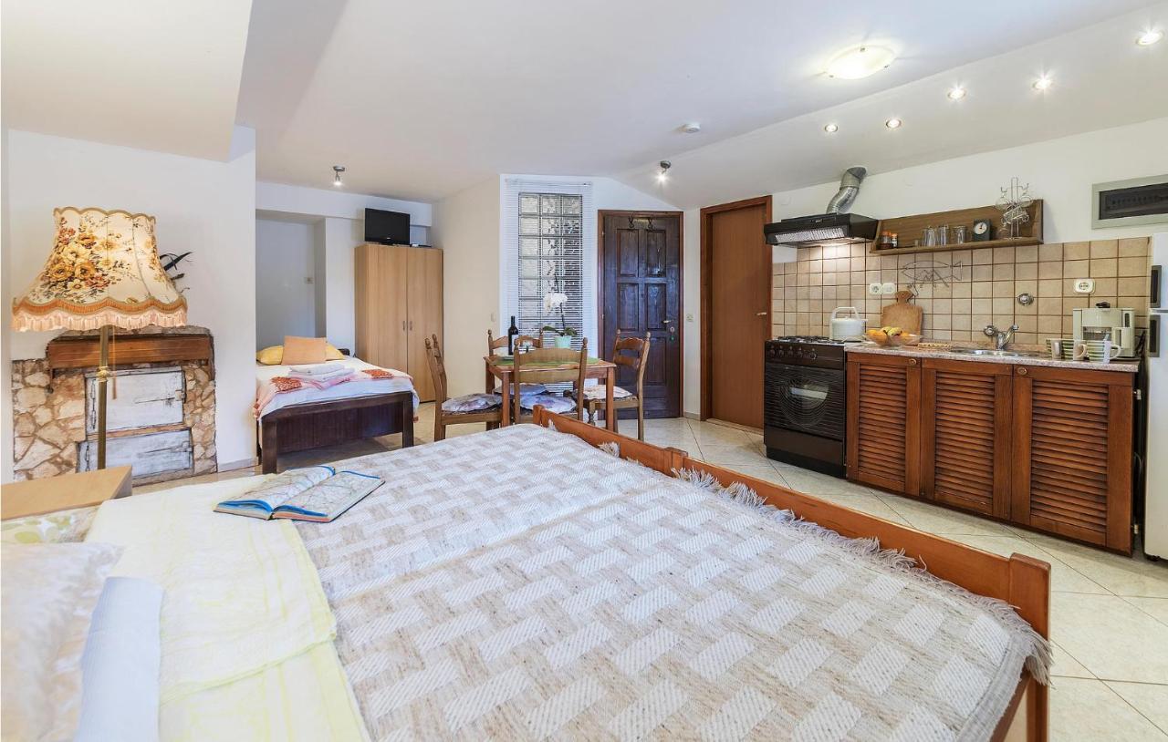Awesome Studio In Pula With Wifi Bagian luar foto